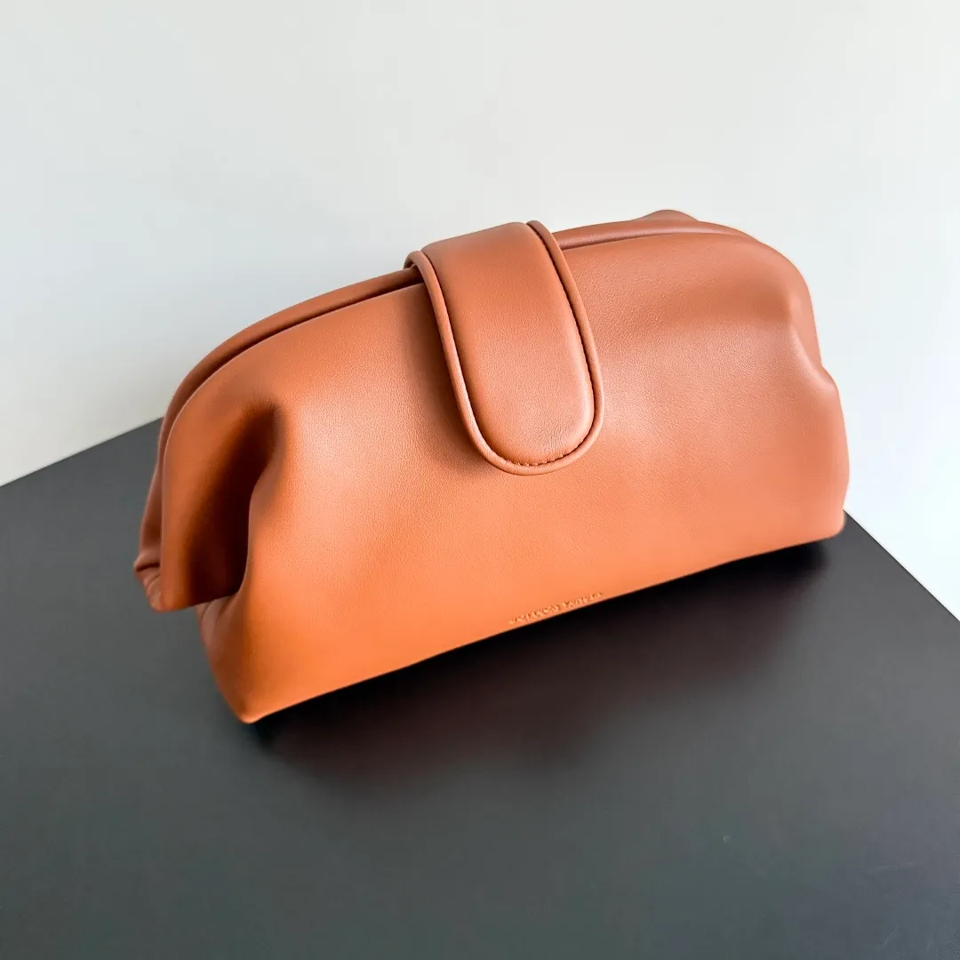 Batch 2140 BOTTEGA VENETA Lauren 1980 clutch is officially back! It pays homage to the 1980s classic handbags while adding a modern design. The light wood color cowhide exterior is paired with an old suede lining. The retro colors suddenly bring people back to autumn, as if they are still in the season of falling leaves. 🍂The season of wearing thin cardigans. The simple and elegant style combined with the large capacity makes it beautiful and practical when traveling. Style number: 796564 (785807) Size: 31.5*16.5*11cm